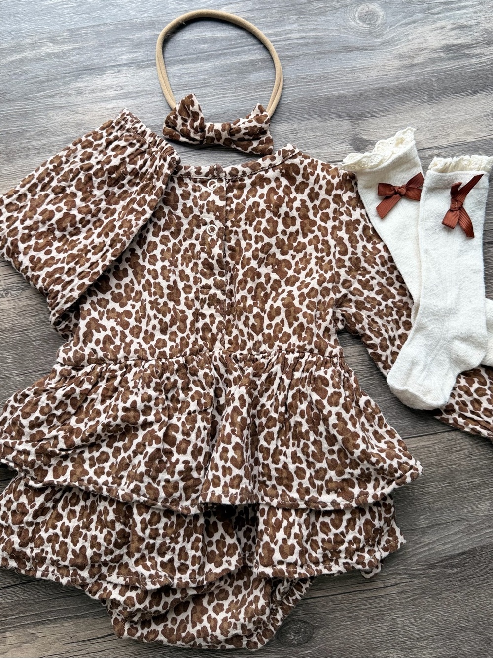 Cynthia Rowley 100% cotton baby leopard romper with headband and socks 6-9M